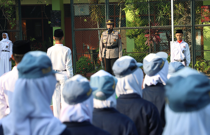POLICE GO TO SCHOOL: Kapolres Kulon Progo AKBP Nunuk Setiyowati mendatangi SMAN 2 Wates untuk sosialisasi Latihan Tubuh Sehat Jiwo Rogo (Labuh Segoro).Dok. Polres Kulon Progo