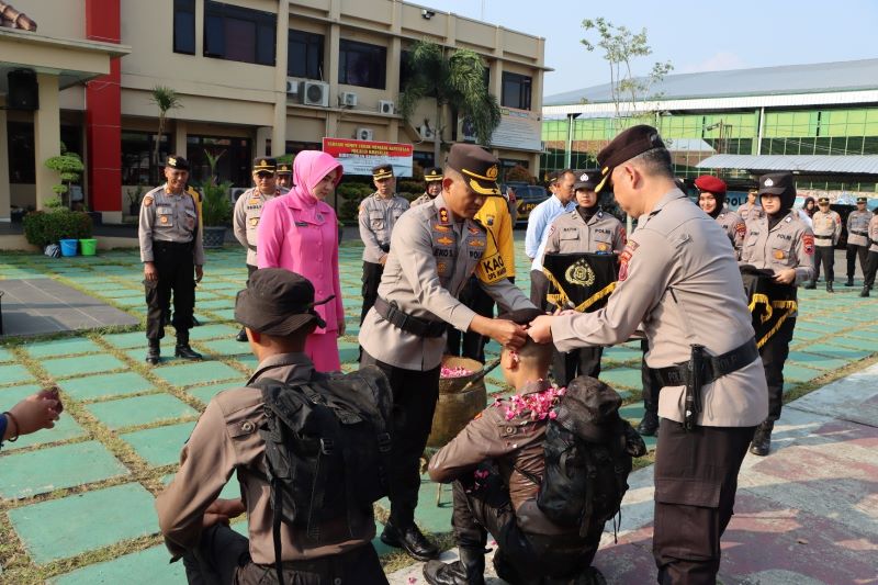Prosesi tradisi pembaretan bagi 19 personel bintara baru di Polres Purworejo pada Rabu (29/5/2024).&nbsp;