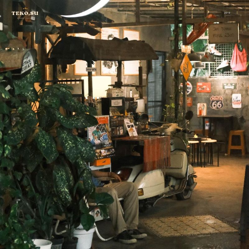 Teko.su Suasana cafe dengan konsep Gibli ada di Jogja.