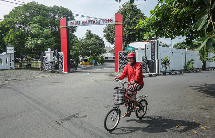 Warga melintas didepan pabrik cerutu Tarumartani di kawasan, Baciro, Gondokusuman, Jogja.