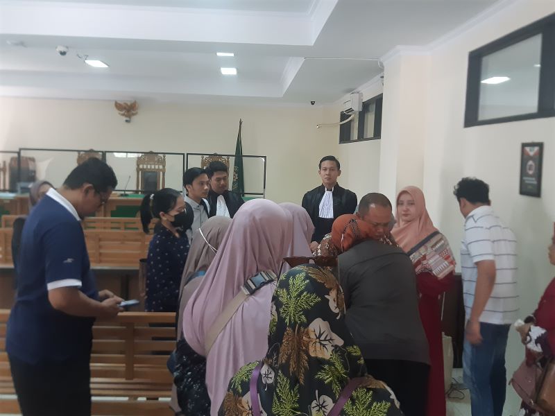 Dedi Risdiyanto berpelukan dengan keluarga usai menjalani sidang putusan tindak pidana korupsi Pembangunan Stadion Mandala Krida di Pengadilan Tipikor HI Yogyakarta, Kamis (30/5/2024).