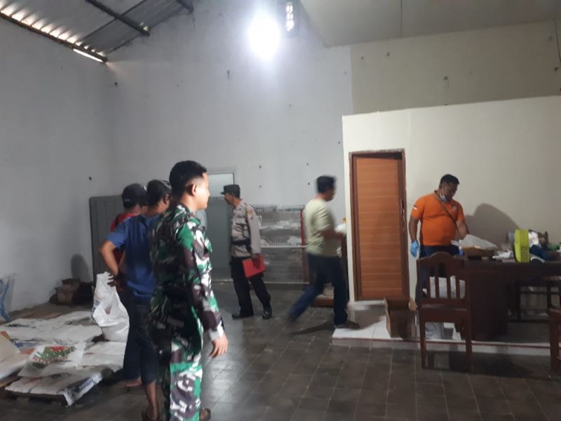 Jajaran Polsek Kretek dan sejumlah pihak saat melakukan olah tempat kejadian perkara tindak pidana pencurian di Gudang Penggilingan Gabah