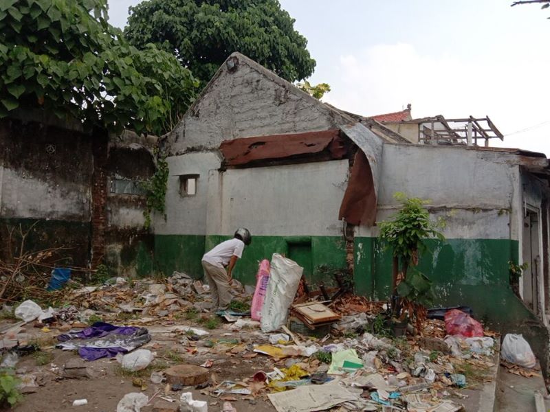 Seorang pemulung tengah mencari sisa barang berharga di reruntuhan puing bangunan revitalisasi Benteng Keraton di Kampung Nagan Kidul, Kota Jogja.