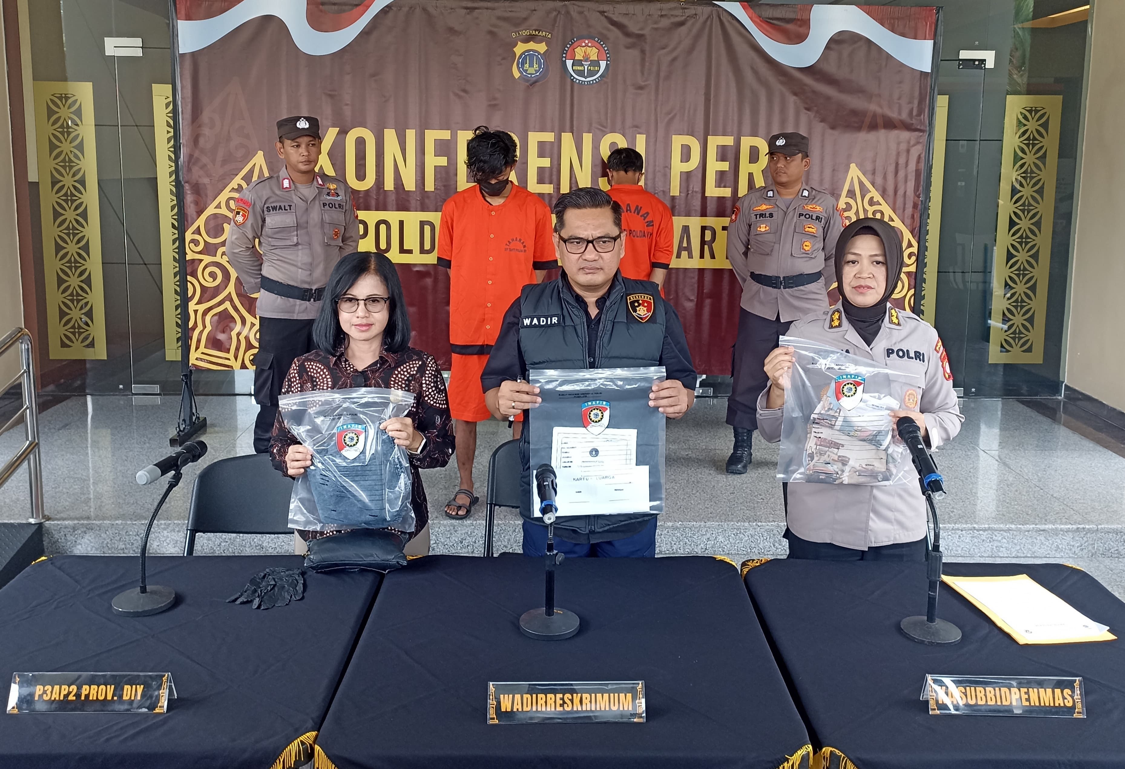 Jajaran Polda DIY saat menunjukkan barang bukti dan menghadirkan tersangka dalam jumpa pers di Mapolda DIY, Kamis (30/5/2024).