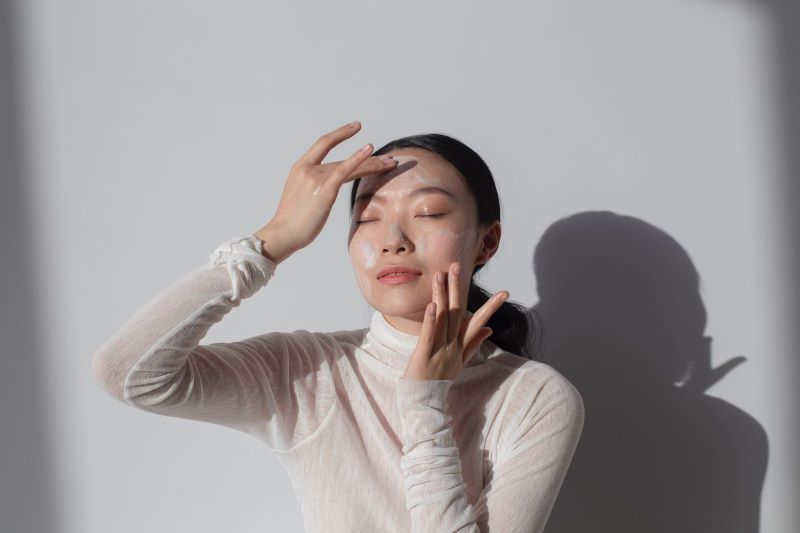 Ilustrasi menggunakan sunscreen.