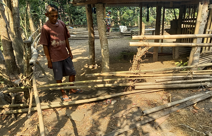 TEGA BENAR: Kandang kambing kristanto dirusak. Sebanyak 12 ekor kambing miliknya digondol maling.