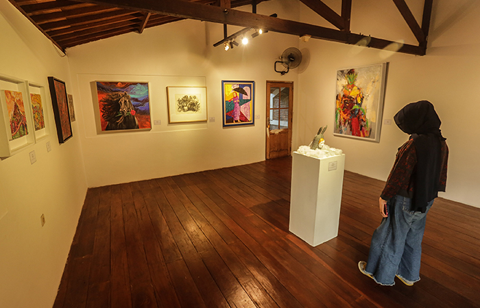 Pengunjung mengamati karya yang dipamerkan saat pameran