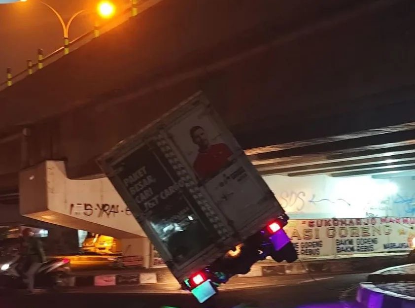 Sebuah mobil pengiriman paket tersangkut di jembatan flyover Janti, Yogyakarta