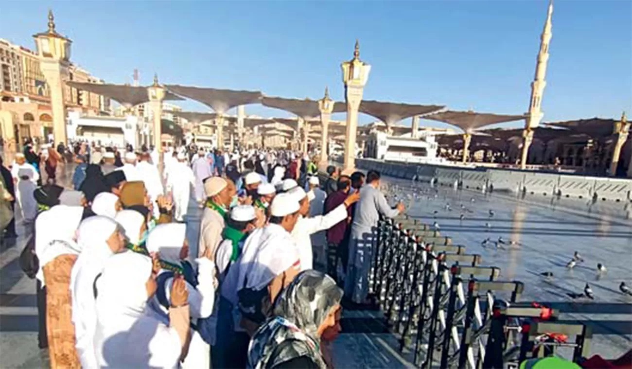 Rombongan CJH Indonesia berziarah di pelataran Masjid Nabawi yang menghadap ke arah makam Nabi Muhammad, Rabu (29/5/2024).