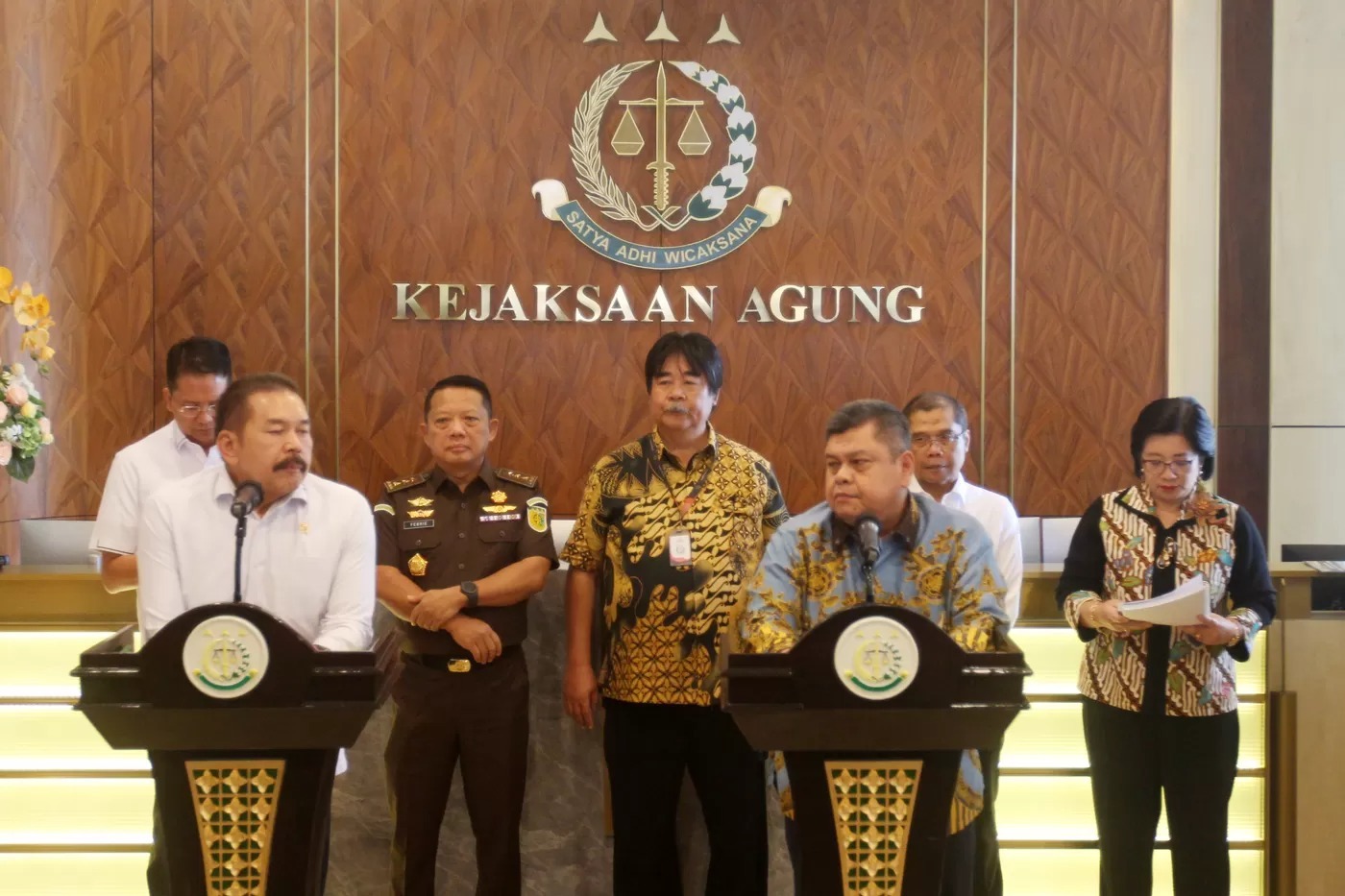 Jaksa Agung Sanitiar Burhanuddin (kiri) bersama Kepala BPKP Muhammad Yusuf Ateh (kanan) saat konferensi pers terkait kerugian keuangan negara dalam kasus korupsi timah di Kejaksaan Agung, Jakarta.