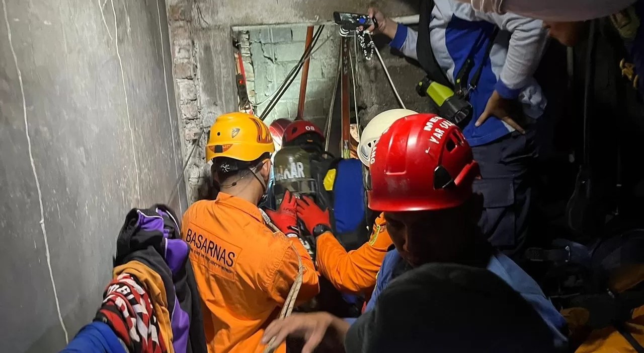 Proses evakuasi dua orang tercebur ke dalam sumur rumahnya di Magelang, Rabu (29/5) malam oleh tim SAR gabungan (Dokumentasi Basarnas Semarang)