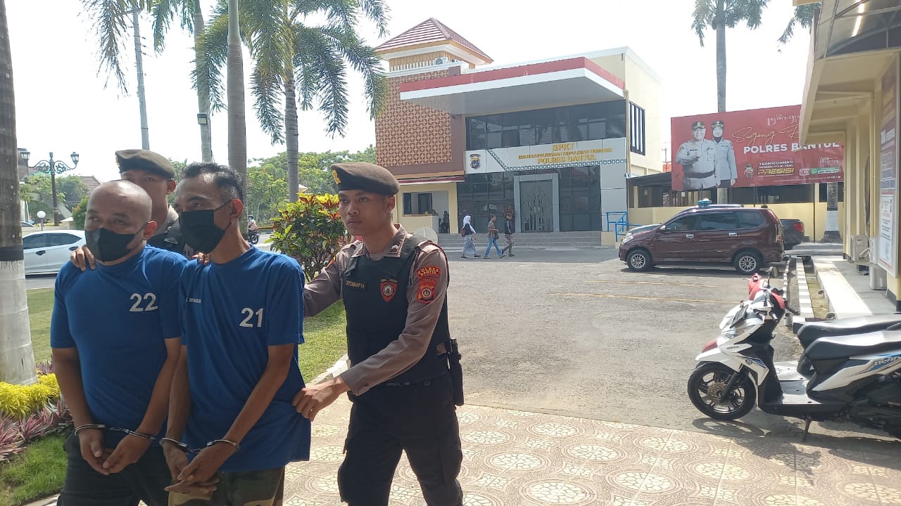 Tersangka begal motor digiring polisi. (Khairul Ma