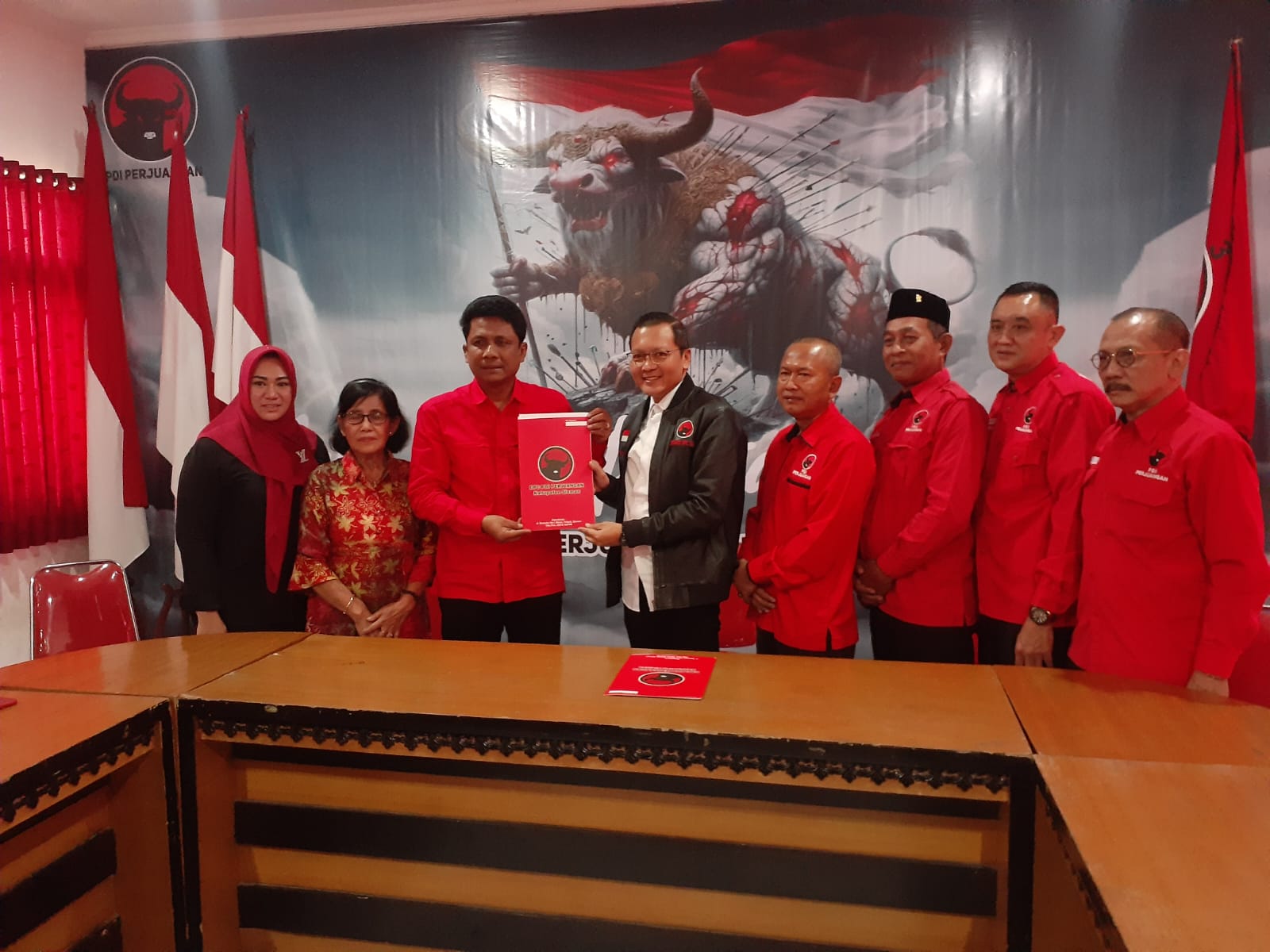Haris Sugiharta saat menyerahkan formulir pendaftaran ke kantor DPC PDI Perjuangan Sleman, Kamis (30/5).