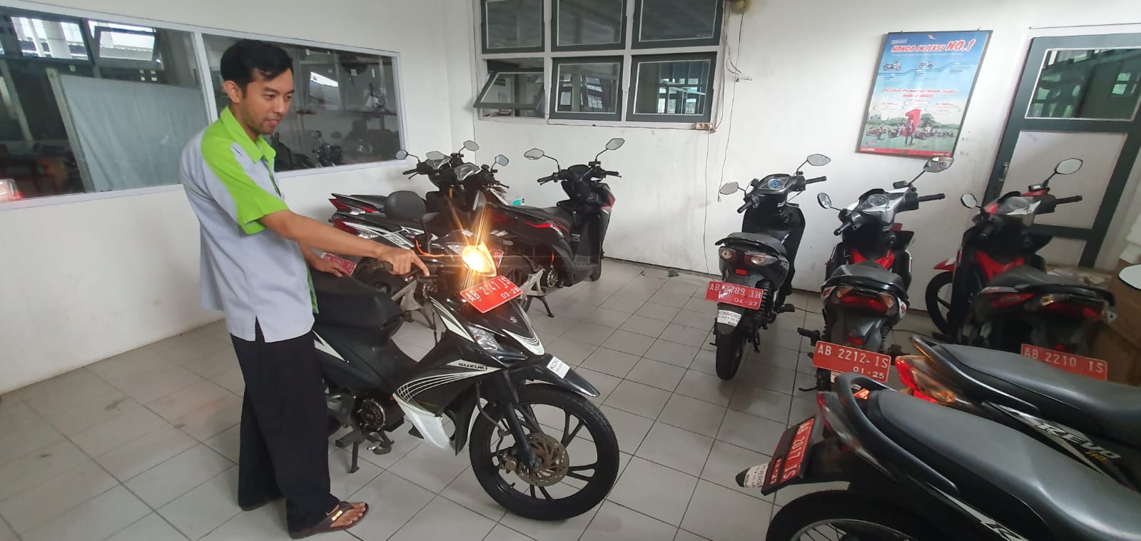 Teknisi SMK Muh 3 Jogja Cahya Indrasah saat menunjukkan kendaraan plat merah milik Pemprov DIY yang berhasil dikonversi di salah satu ruangan sekolah. (GUNAWAN/Radar Jogja)
