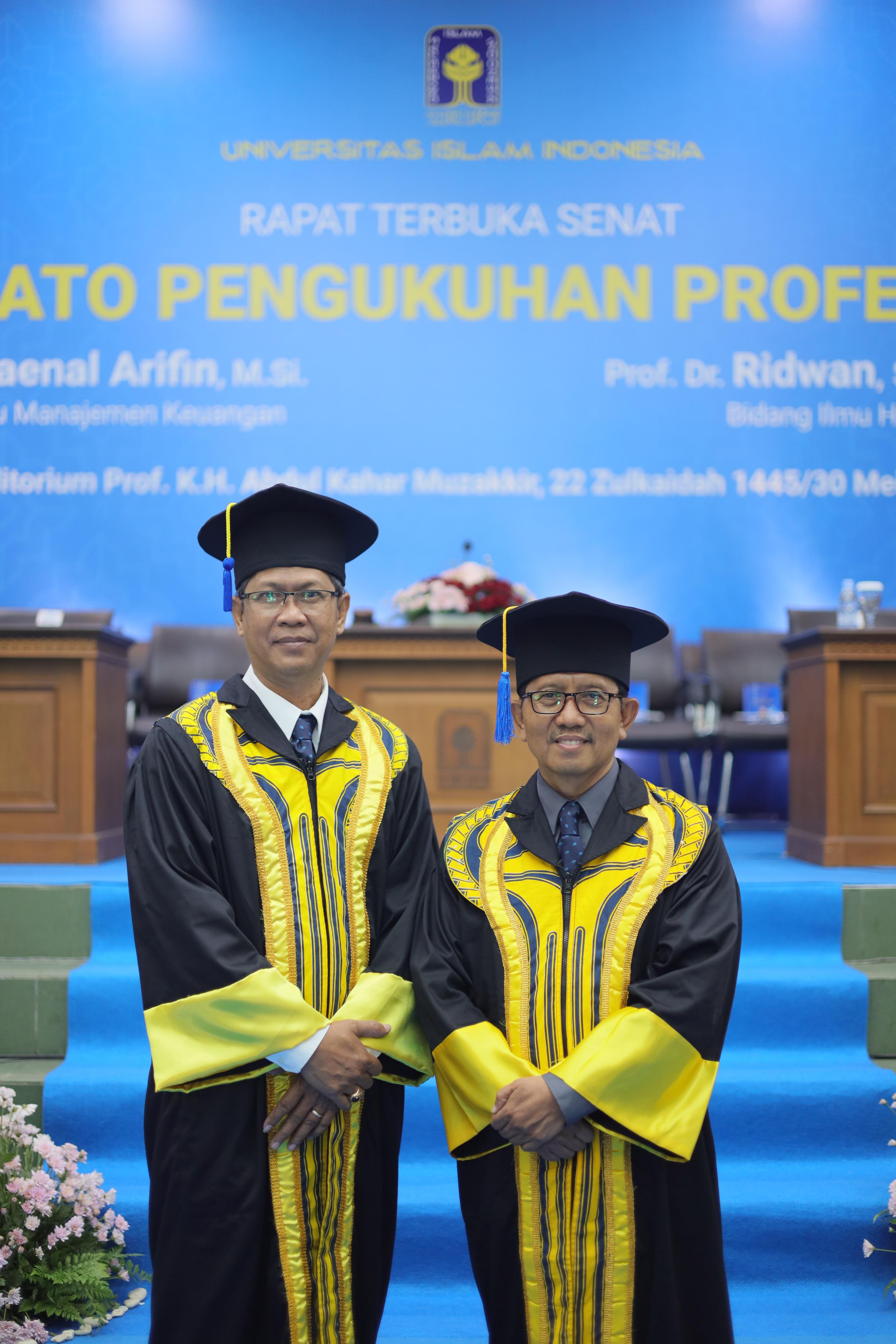 Dua dosen UII, Ridwan dan Zaenal Arifin usai penyampaian pidato pengukuhan profesor, pada Kamis (30/5/2024)   (Doc UII Yogyakarta)