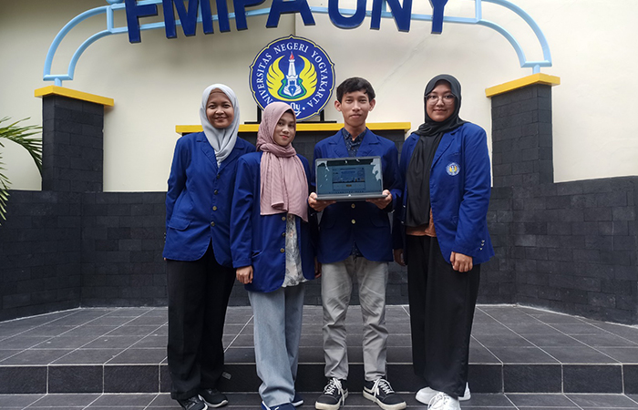 Segenap mahasiswa FMIPA UNY yang menggagas virtual laboratorium dan diperuntukkan untuk memudahkan pembelajaran sains bagi siswa SMP.