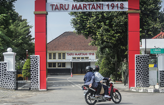 Warga melintas didepan pabrik cerutu Tarumartani di kawasan, Baciro, Gondokusuman, Jogja, Rabu (24/4).