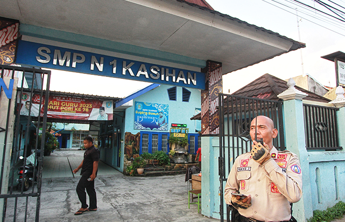 Petugas keamanan berjaga di depan SMP Negeri 1 Kasihan, Bantul, pasca diserang oleh sekelompok pelajar sekolah lain, Kamis (30/5). Peristiwa tersebut mengakibatkan seorang satpam sekolah mengalami luk