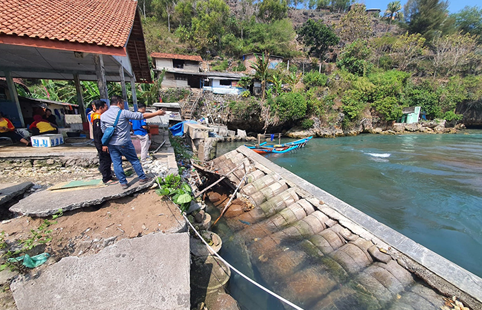 PARAH: Tanggul ambruk di depan TPI Pantai Baron, Tanjungsari, Gunungkidul, Jumat (31/5) pagi.