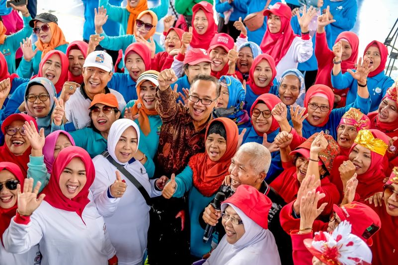 GEMBIRA: Wali Kota Magelang Muchamad Nur Aziz bersama ibu-ibu usai melaksanakan senam Rodanya Mas Bagia.&nbsp;