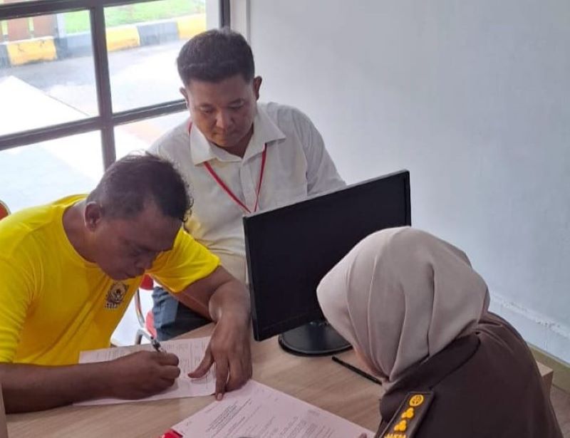 Mantan Lurah Candibinangun Sismantoro saat diserahkan penyidik Kejati DIY kepada penuntut umum Kejari Sleman di Rutan Kelas IIA Yogyakarta, Kamis (30/5/2024).