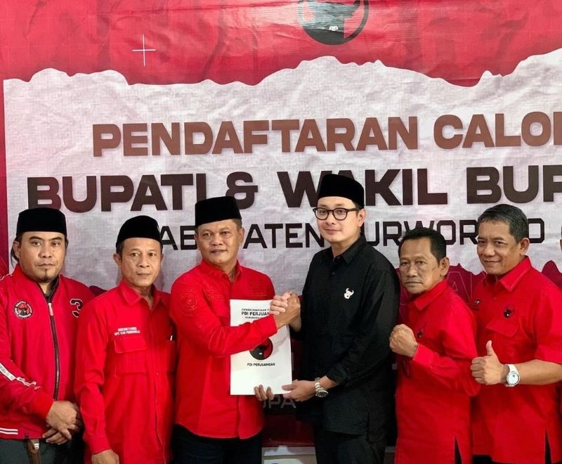Dion Agasi Setiabudi (baju hitam) saat mengembalikan formulir pendaftaran ke kantor DPC PDIP Purworejo pada Kamis (30/5/2024).