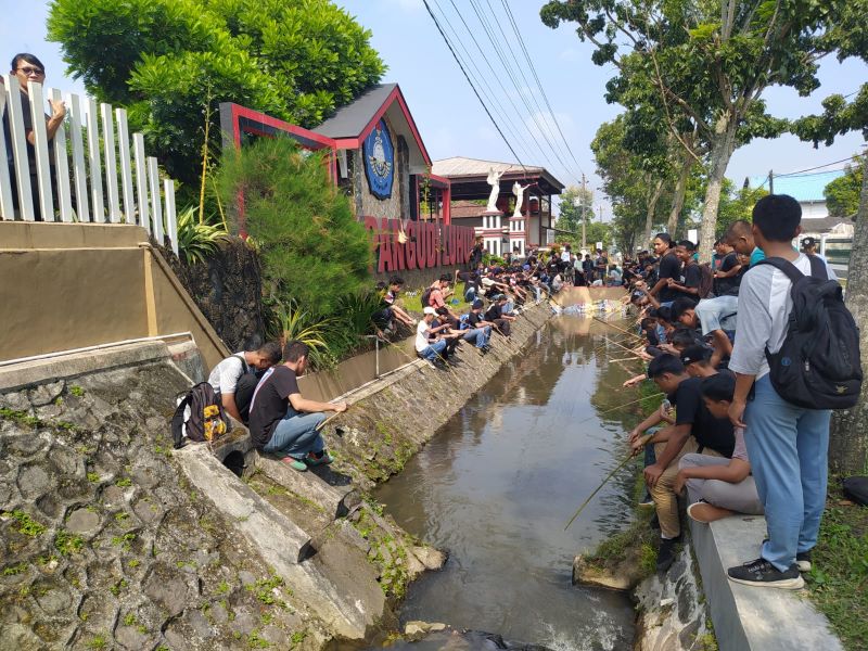 MENARIK: Puluhan siswa SMK Pangudi Luhur Muntilan, khususnya kelas 10 jurusan arsitektur, otomotif, mesin, dan perkayuan mengikuti mancing bersama, Jumat (31/5/2024).&nbsp;