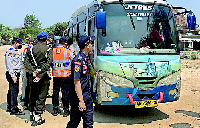 KETAT: Pemeriksaan kelayakan kendaraan bus-bus di objek wisata oleh petugas Dishub Gunungkidul.