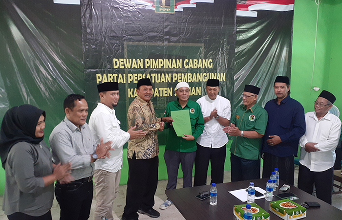 SIMBOLIS: Anggota DPR RI Sukamto saat menyerahkan berkas ke Kantor DPC PPP Sleman Jumat (31/5).