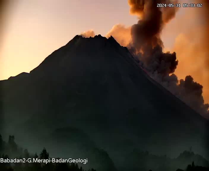 Rekaman CCTV Pos Babadan yang memperlihatkan saat Gunung Merapi memuntahkan awan panas guguran Jumat 31 Mei 2024.