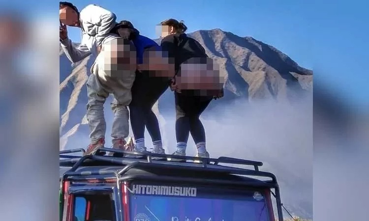 Aksi tiga turis asal Belanda foto tak senonoh di kawasan wisata Gunung Bromo (Istimewa)