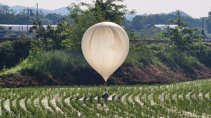 Korea Utara mengirimkan balon berisi sampah ke Korea Selatan