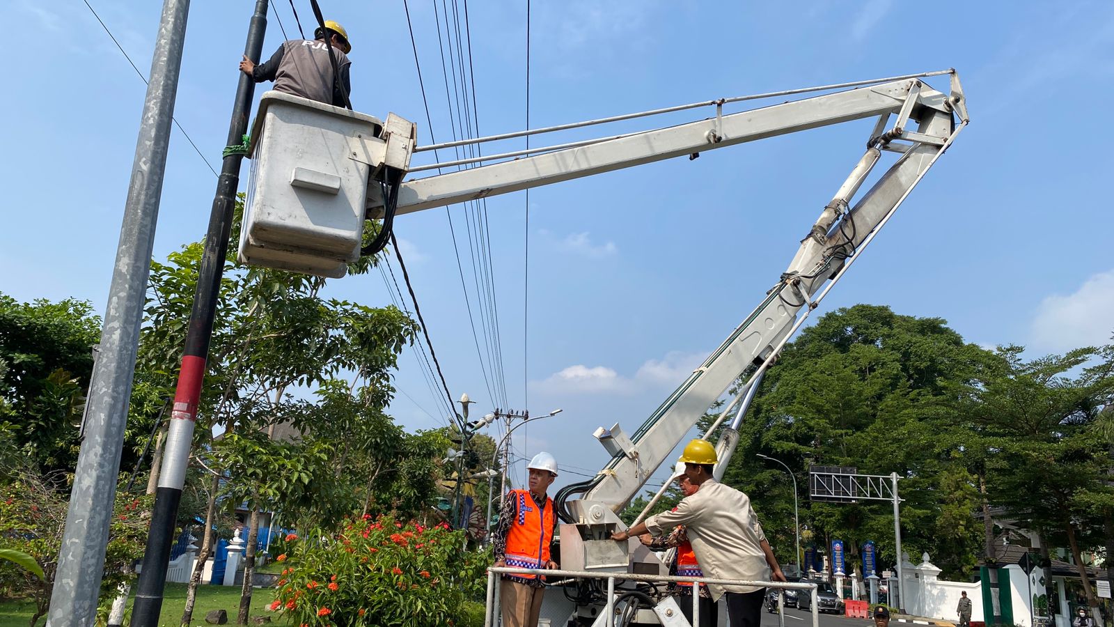 Pj Walikota Jogja, Sugeng Purwantoikut terjun dalam proses penataan kabel fiber optik di Kota Jogja.