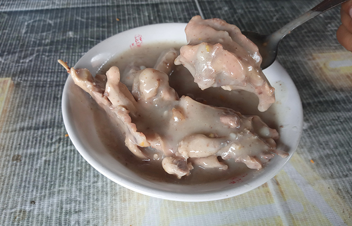 KHAS: Blendrang menjadi bubur khas Muntilan. Perpaduan kaldu ayam atau kambing dengan bumbu lainnya, membuat bubur ini digemari pembeli.