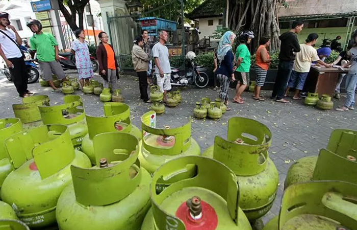 Pembeli mengantri untuk membeli gas di Pangkalan LPG 3 Kg.