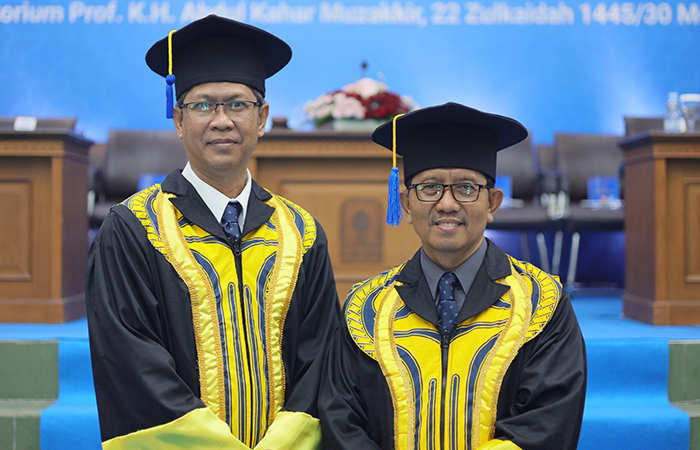 BERI PESAN - Dua dosen UII, Ridwan dan Zaenal Arifin usai penyampaian pidato pengukuhan profesor, pada Kamis (30/5/2024).