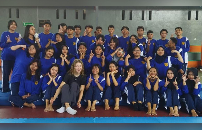 WARNA BARU - Siswa dan warga SMAN 11 Jogja saat berpose dengan guru tamu dari Jerman pada Jumat (31/5)