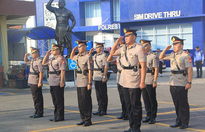 ROTASI: Sejumlah kapolsek dan kasat di jajaran Polres Bantul dirotasi untuk penyegaran. Upacara Sertijab dilakukan di halaman Polres Bantul Jumat (31/5).