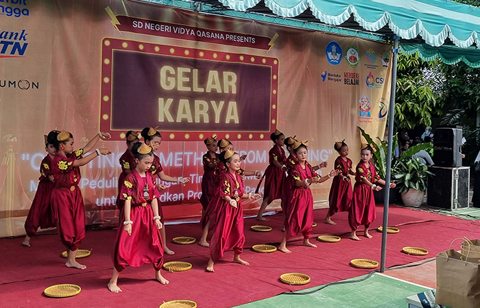 POTENSI: ara siswa SD Vidya Qasana saat menunjukkan berbagai atraksi kesenian dan kewirausahaan yang banyak memanfaatkan barang-barang bekas menjadi produk bernilai jual.