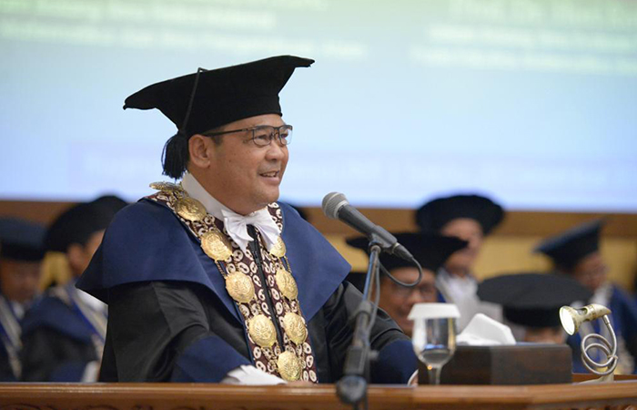 GIGIH: Sutrisna Wibawa merupakan mantan Rektor UNY yang kini miliki imbian membangun Kabupaten Gunungkidul. Keseriusannya dibuktikan dengan terjun ke dunia politik sejak 2019 silam.
