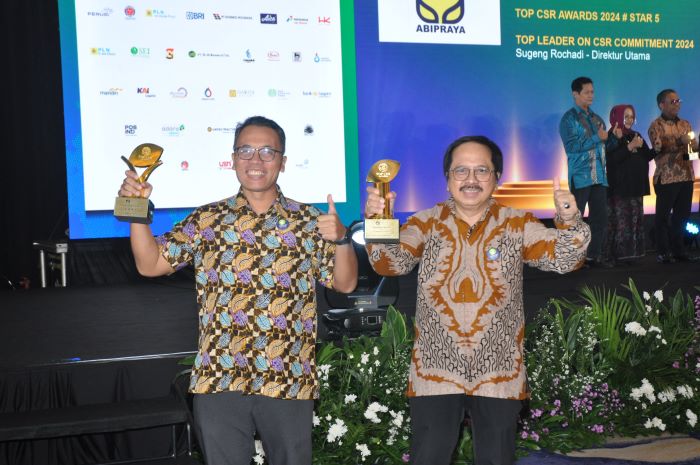 (ki-ka) Dani Alhyar, Head of Corporate Communications & CSR Smartfren bersama Merza Fachys, President Director Smartfren mewakili penerimaan TOP CSR Awards 2024 untuk Smartfren di Jakarta