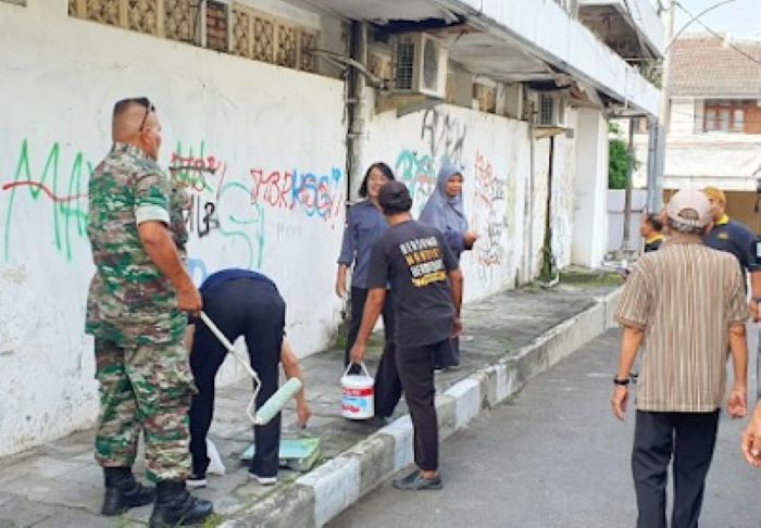 Kegiatan berish &ndash; bersih yang dilakukan oleh Bhabinkamtibmas dan juga masyarakat sekitar.