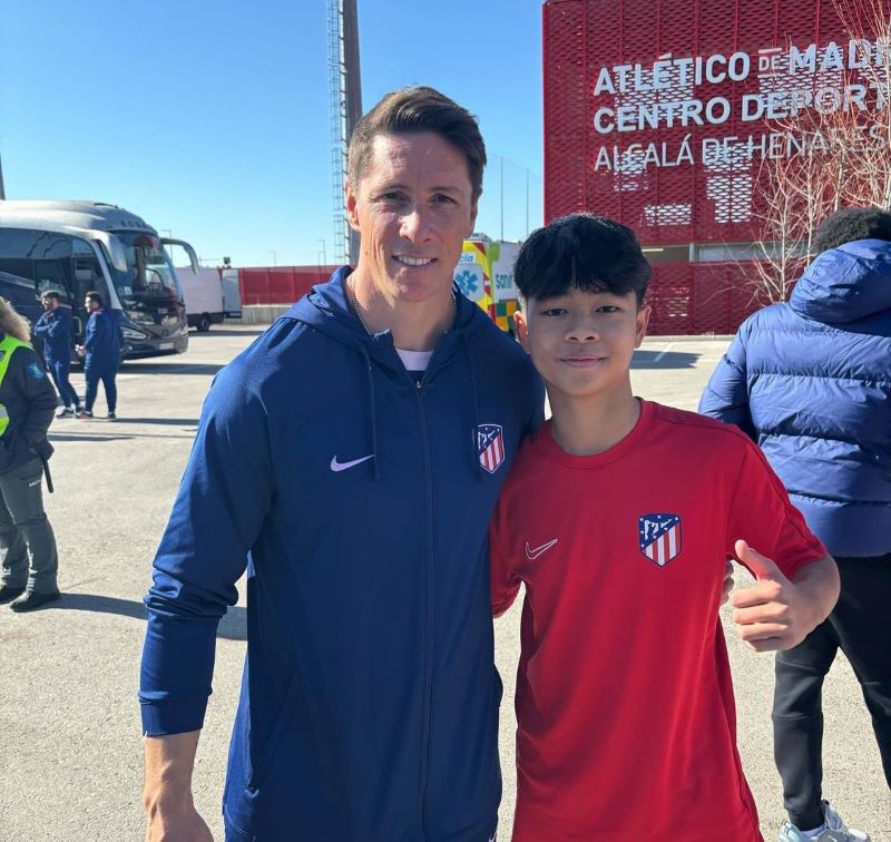 Miroslav Fernando berfoto bersama Fernando Torres saat di akademi Atletico Madrid (ISTIMEWA)