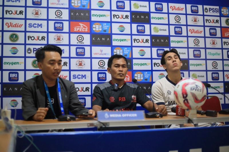 Rakhmat Basuki didampingi Jacob Mahler dan MO Madura United dalam ajang sesi pers pre-match (madura united)