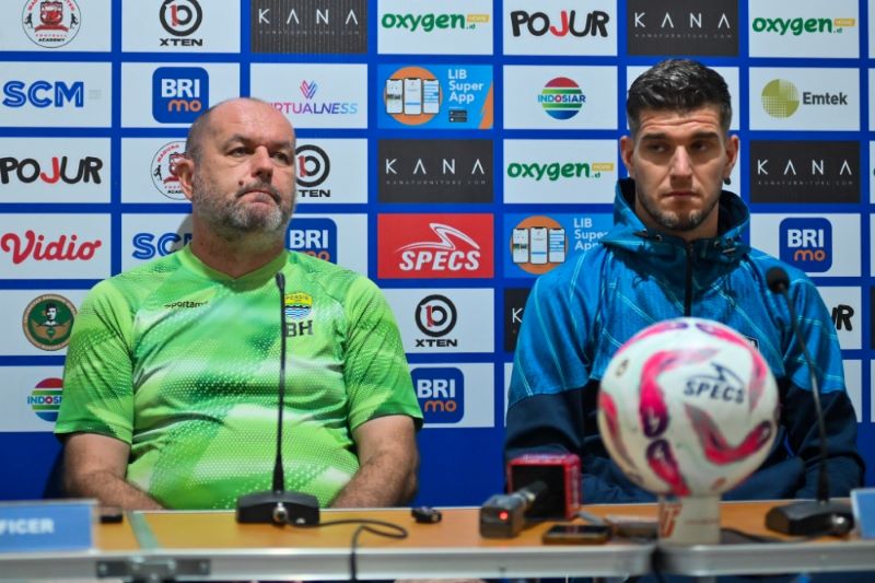 Bojan Hodak didampingi Nick Kuipers dalam sesi pers pre-match leg kedua Championship Series BRI Liga 1 (Persib)
