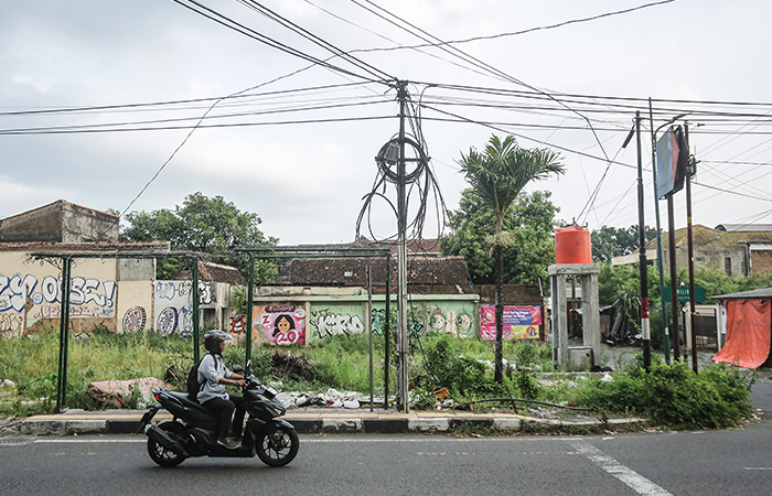 Gulungan kabel fiber optik tergantung di tiang listrik di kawasan Jalan Kenari, Semaki, Umbulharjo, Jogja, Jumat (31/5).&nbsp;