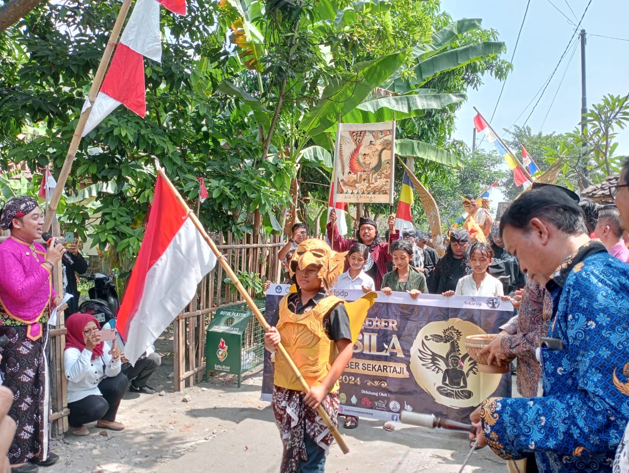 masyarakat saat melakukan kirab budaya merti wayang beber Pancasila.