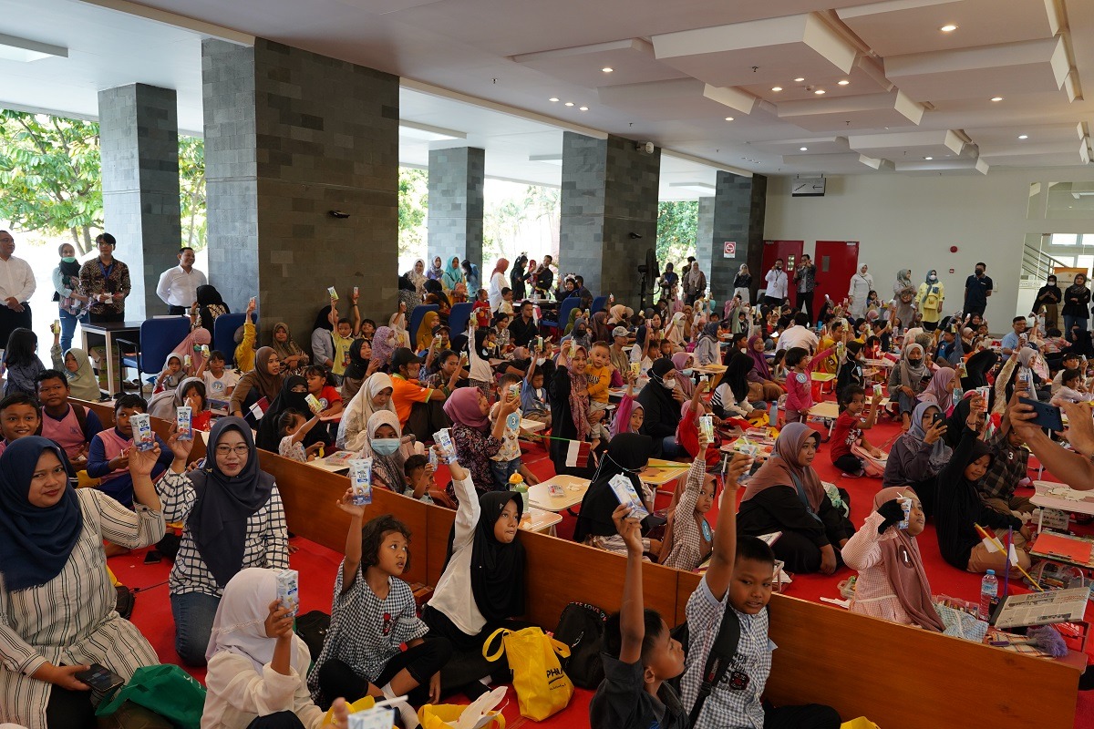Keterangan Ratusan anak-anak saat mengikuti acara minum susu bersama di Fakultas Peternakan UGM&nbsp;
