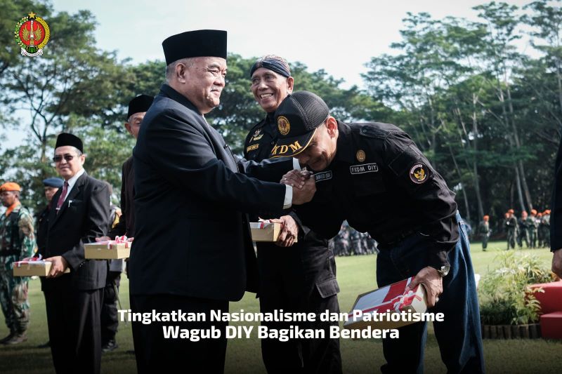 Wakil Gubernur DIY KGPAA PA X sata membagikan bendera merah putih saat upacara.