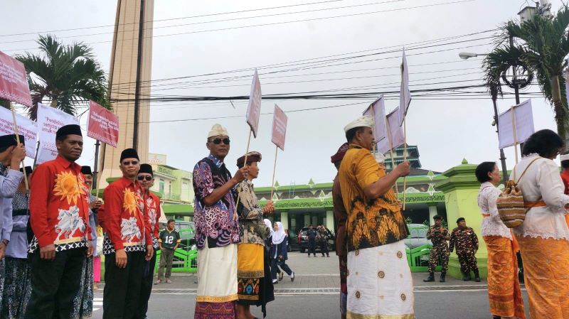 ARAK-ARAKAN: Puluhan umat lintas agama mengikuti pawai dan festival kebangsaan dalam rangka memperingati Hari Lahir Pancasila di Alun-alun Kota Magelang, Sabtu (1/6/2024).&nbsp;